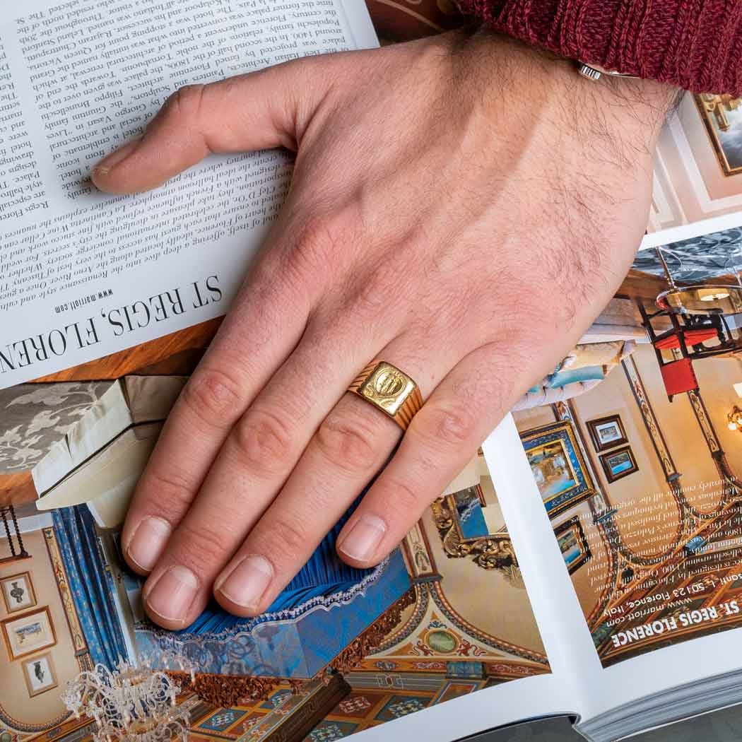 Vintage gold signet ring San Marino