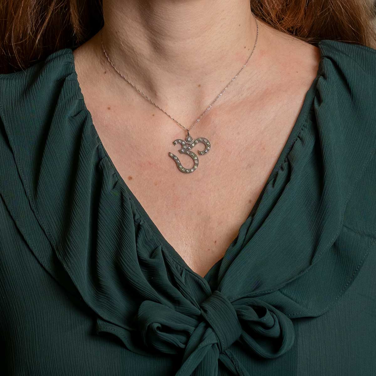 Hindu symbol pendant in gold and diamonds