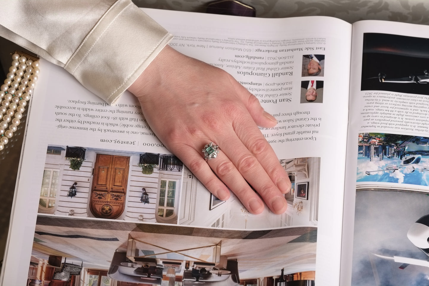 1960s White Gold Ring with Diamonds and Natural Emerald
