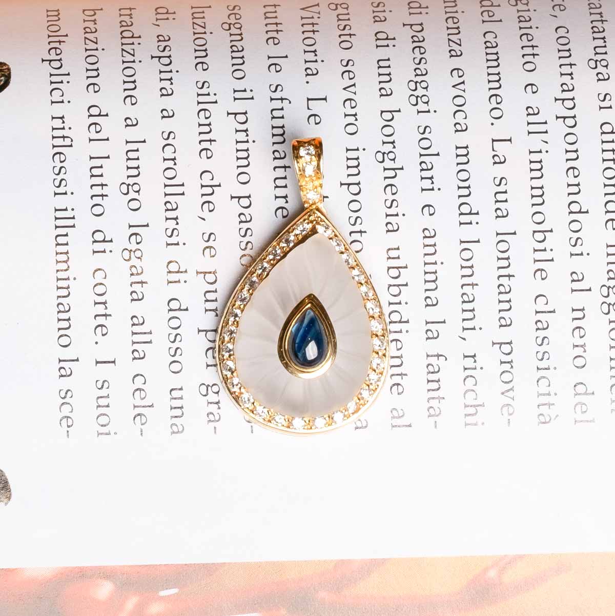 Vintage pendant with cabochon sapphire and diamonds