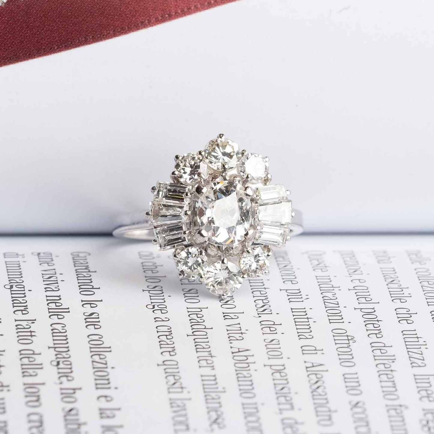 Anello Anni ’60 in Oro Bianco 18ct con Diamanti – Centrale Taglio Cuscino