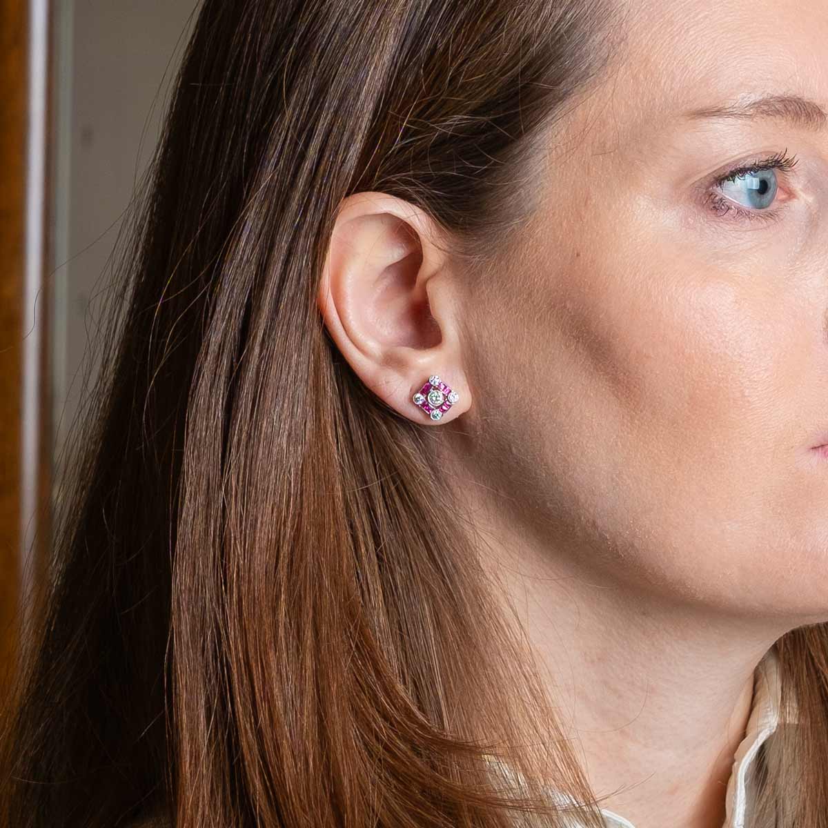 Orecchini Vintage in Oro Bianco 18ct con Diamanti e Rubini – Ispirazione Déco