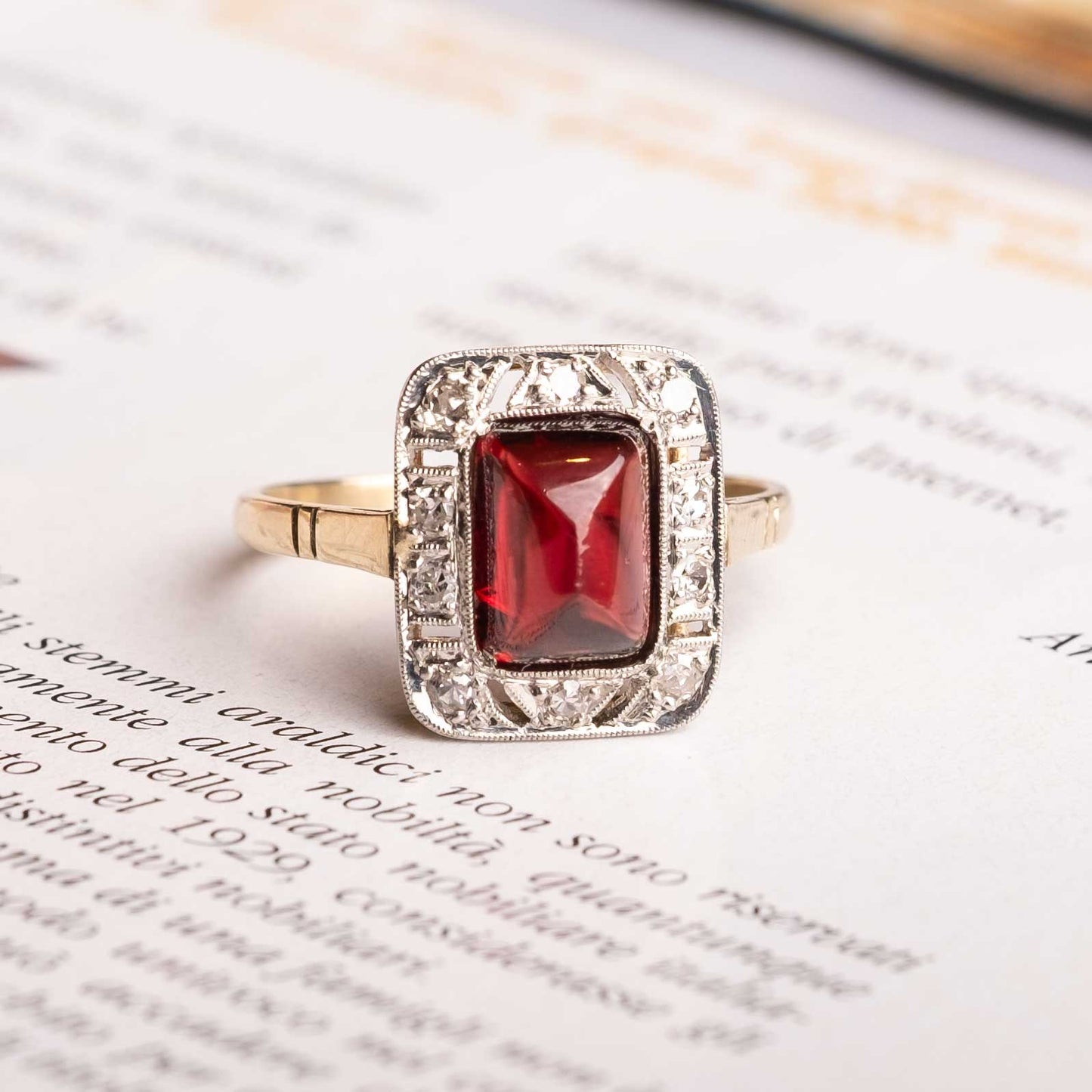 Anello Déco in Oro 18ct e Platino con Granato Taglio Pan di Zucchero e Diamanti