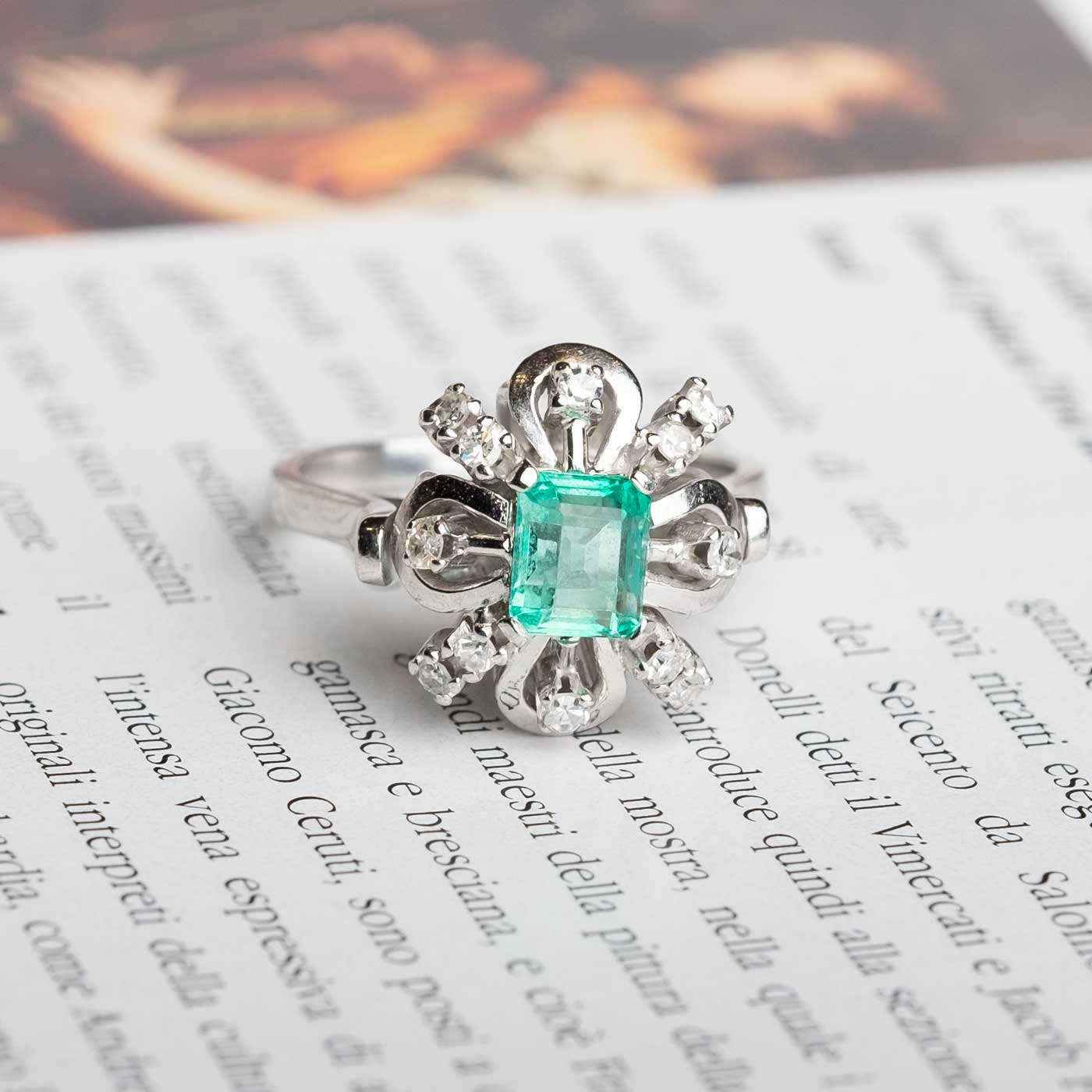 Anello Anni ’60 in Oro Bianco con Diamanti e Smeraldo Naturale