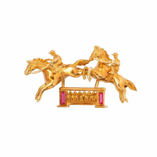 Spilla Vintage Anni '60 in Oro 18ct Raffigurante una Scena di Caccia Inglese a Cavallo