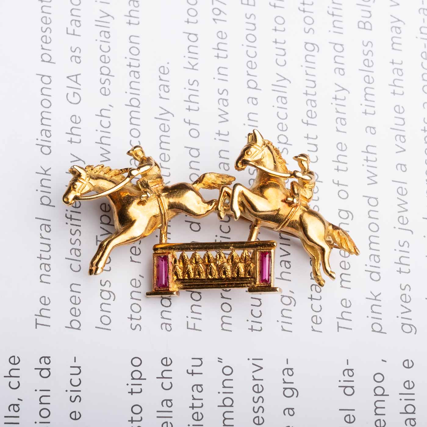 Spilla Vintage Anni '60 in Oro 18ct Raffigurante una Scena di Caccia Inglese a Cavallo