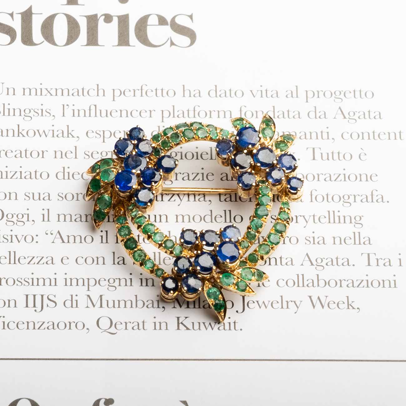 Particolare Spilla Anni '50/'60 in Oro 18ct con Zaffiri e Smeraldi Naturali
