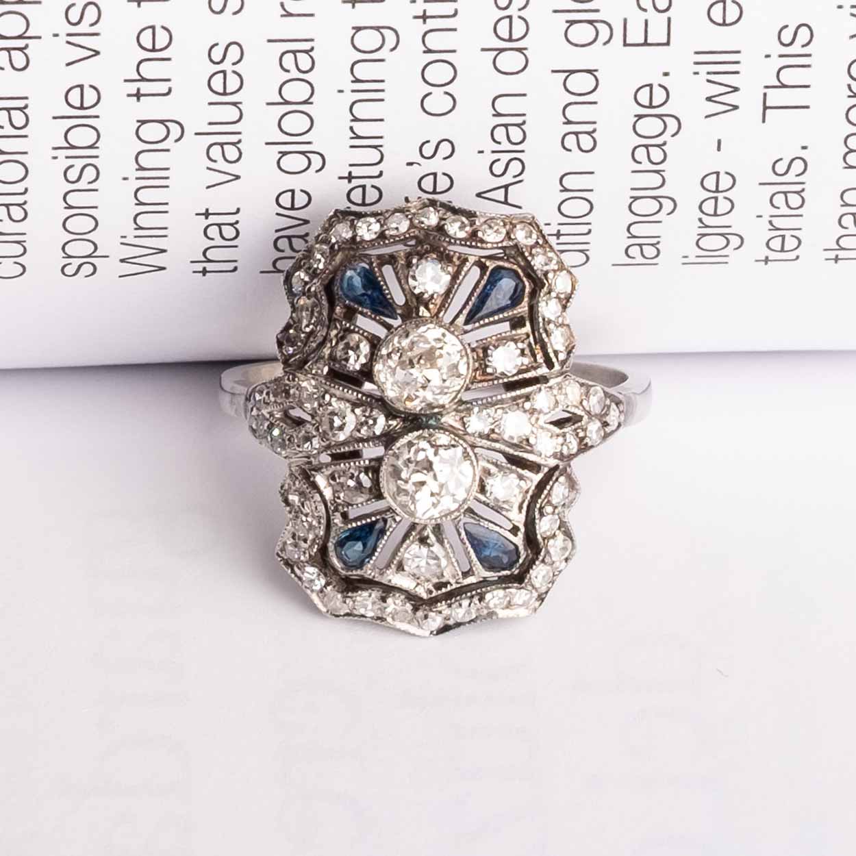Anello Déco in Platino con Diamanti Taglio Antico e Zaffiri Calibrati