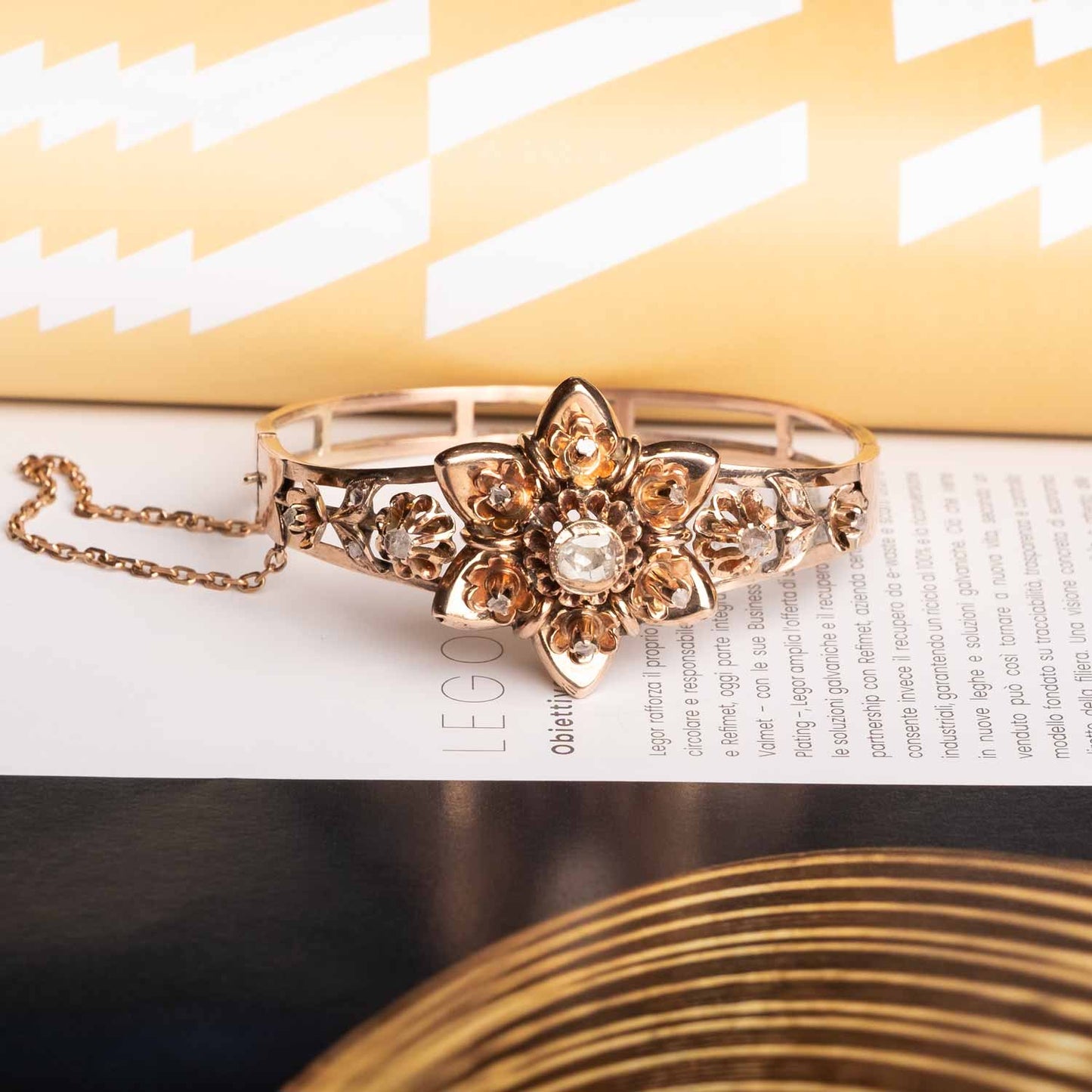 Bracciale Rigido della Seconda Metà del XIX Secolo in Oro con Rose di Diamante