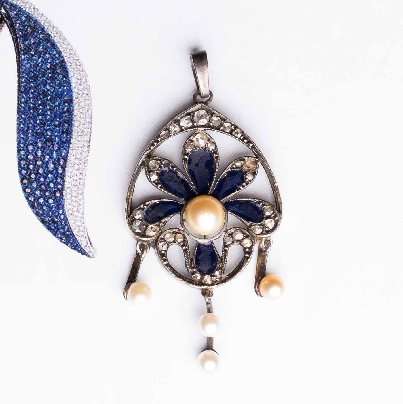 Elegante Pendente Liberty in Oro 18ct e Argento con Rose di Diamante, Perle e Smalto Plique-à-Jour