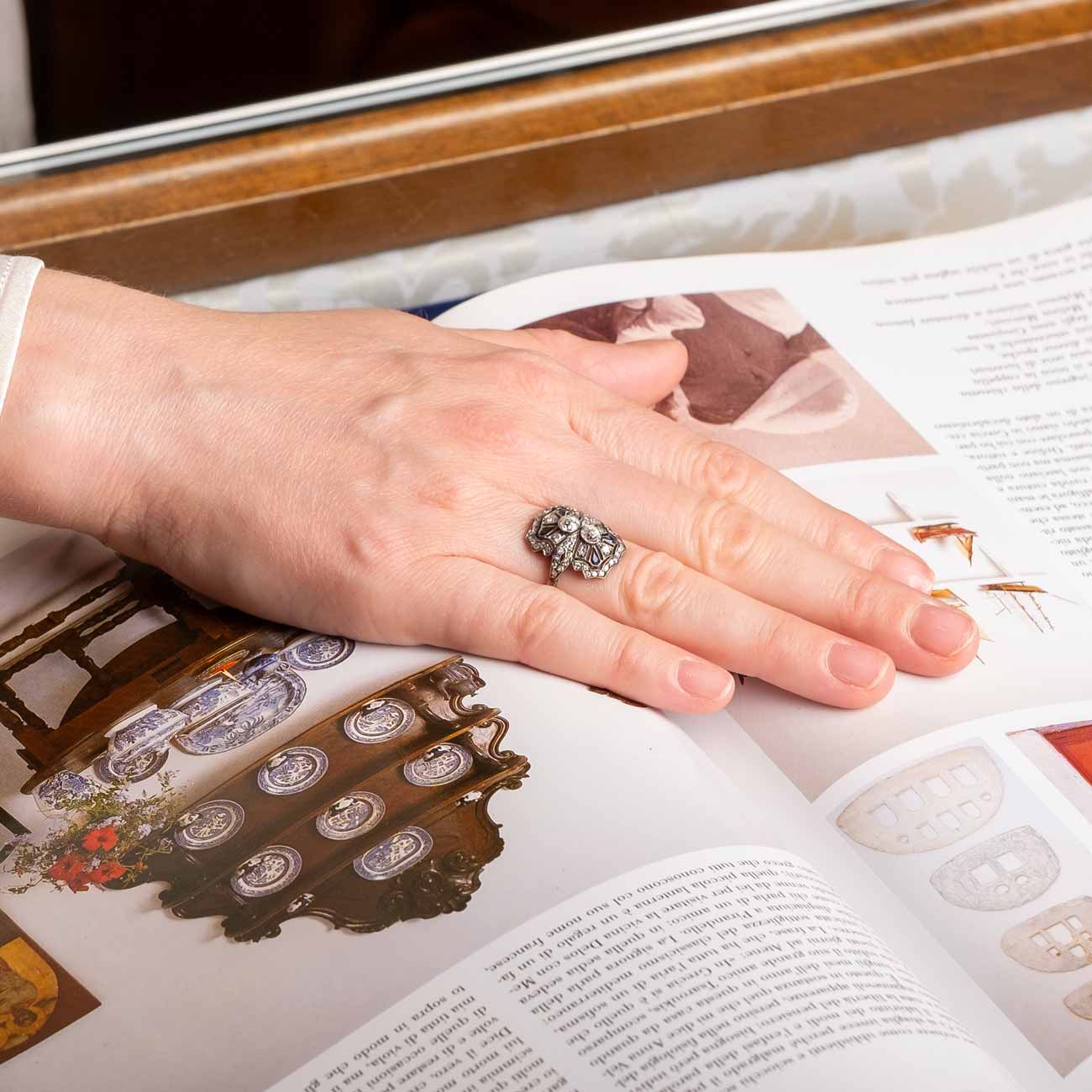 Anello Déco in Platino con Diamanti Taglio Antico e Zaffiri Calibrati