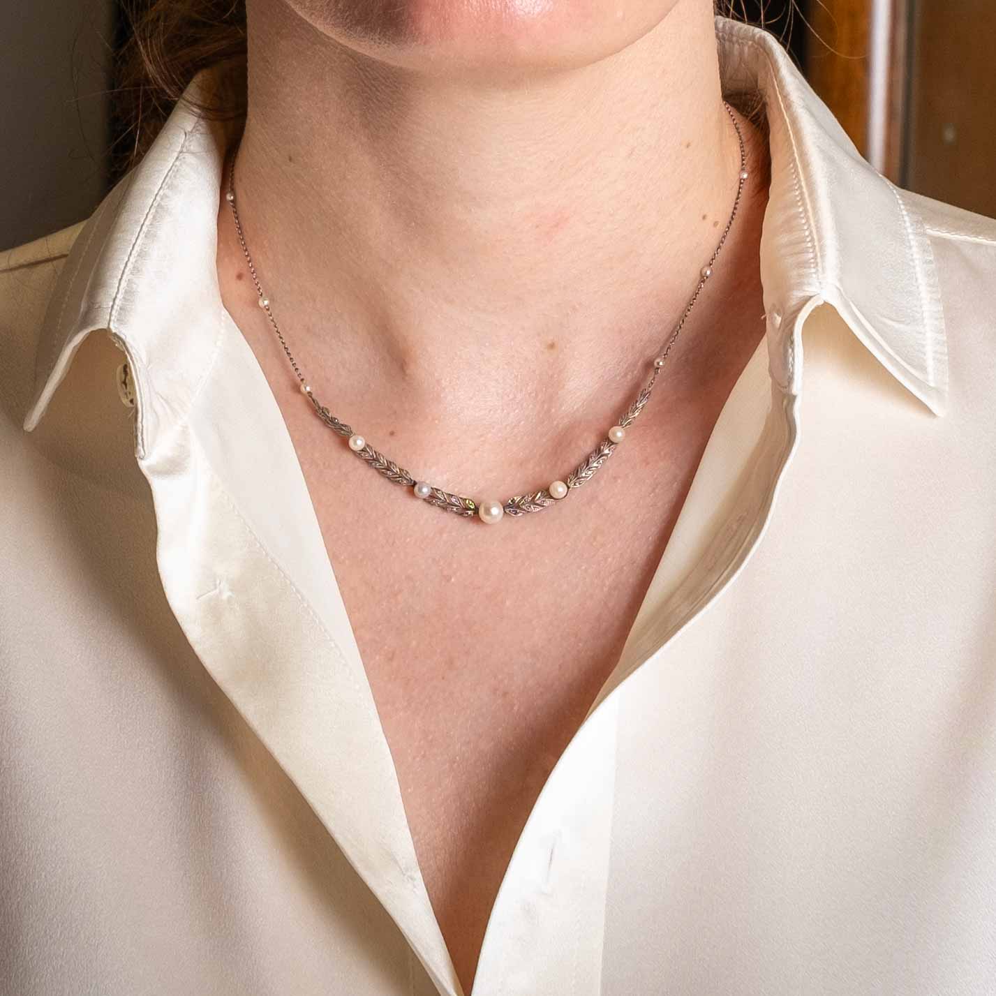 Grazioso Girocollo Déco in Platino con Rosette di Diamante e Perle Coltivate