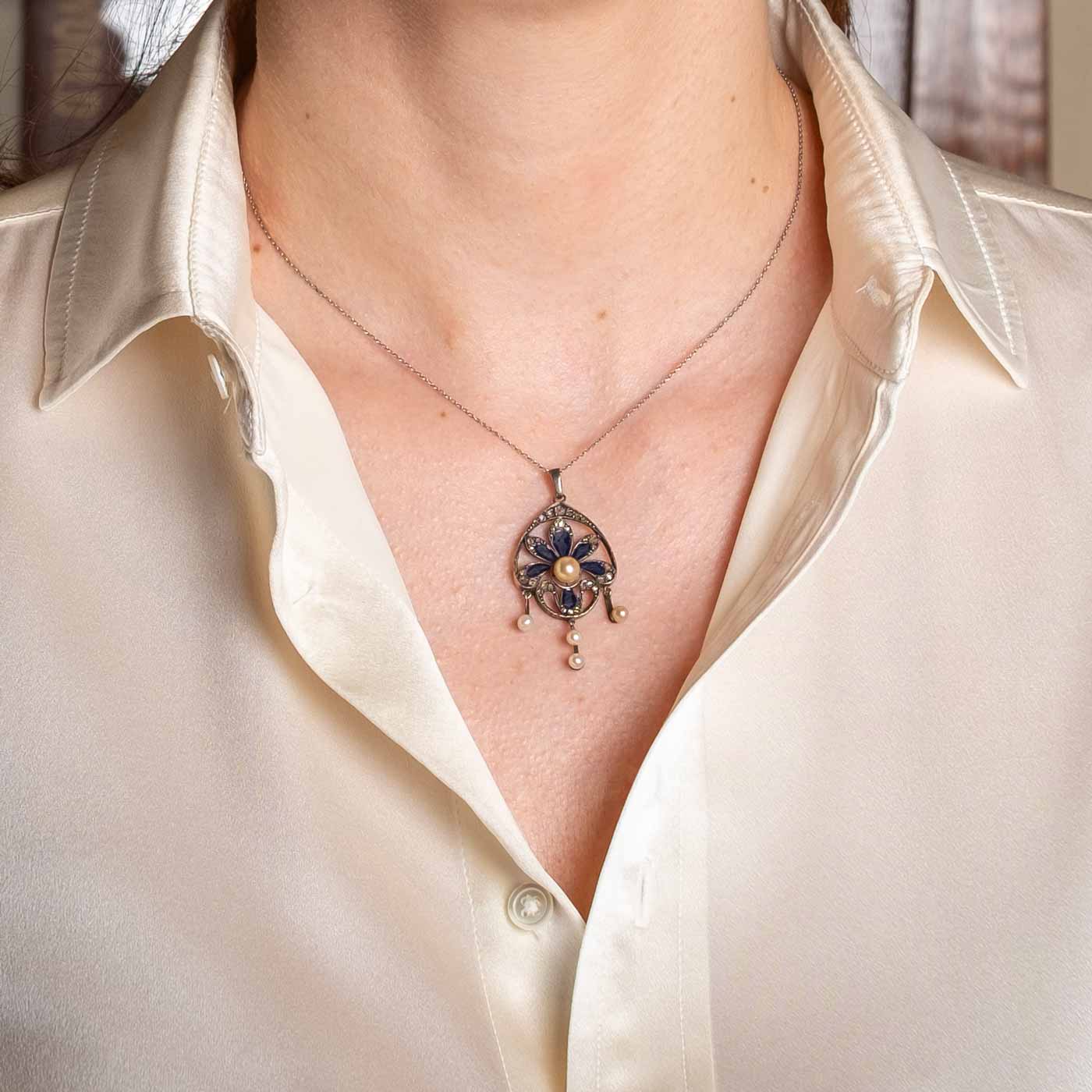 Elegante Pendente Liberty in Oro 18ct e Argento con Rose di Diamante, Perle e Smalto Plique-à-Jour