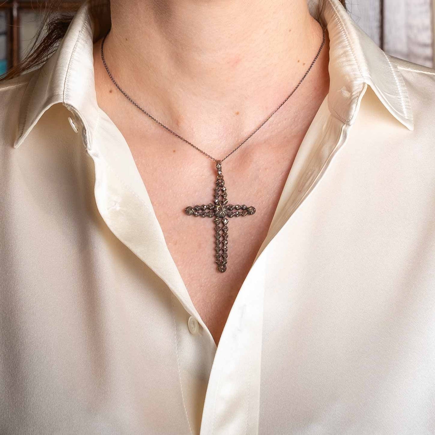 Affascinante Croce Pendente Antica della Prima Metà del XIX Secolo con Rose di Diamante