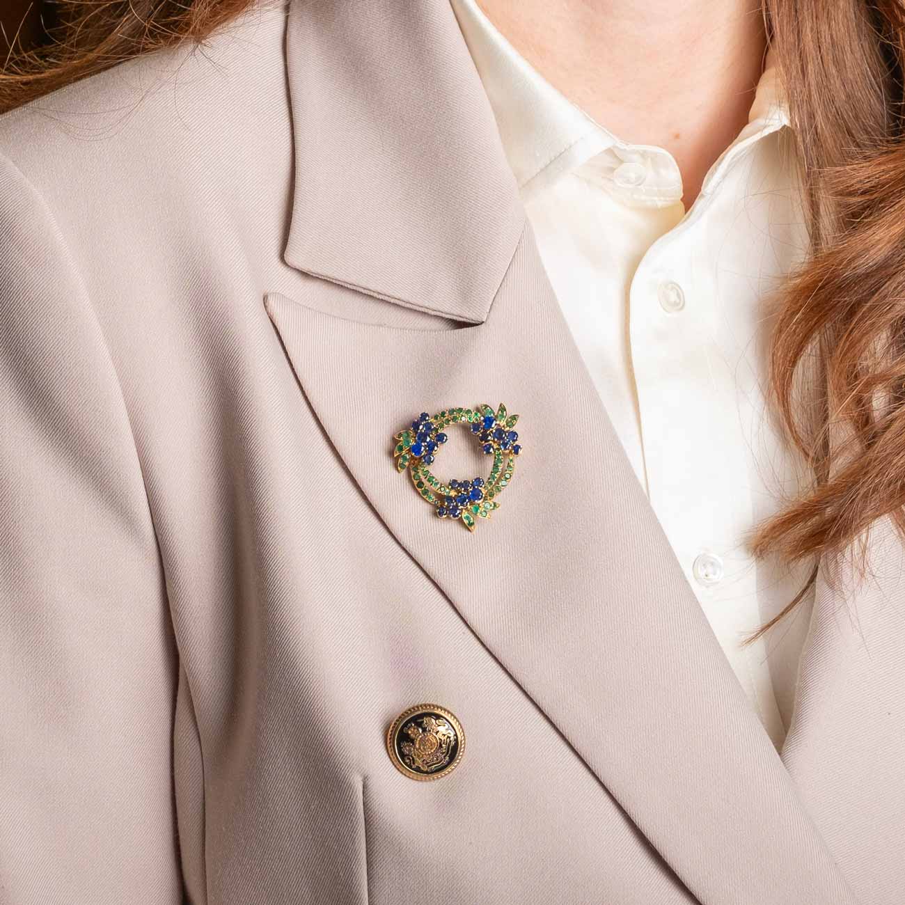 Particolare Spilla Anni '50/'60 in Oro 18ct con Zaffiri e Smeraldi Naturali