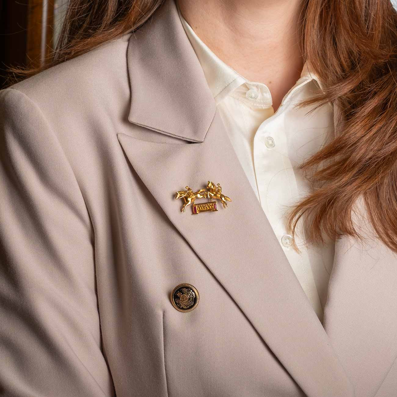 Spilla Vintage Anni '60 in Oro 18ct Raffigurante una Scena di Caccia Inglese a Cavallo